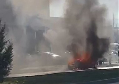 Лек автомобил избухна в пламъци в Тракия сигнализира читател на