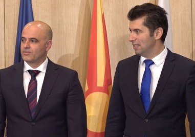 Българският премиер Кирил Петков и колегата му от Северна Македония