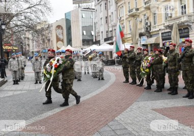С военен ритуал и поднасяне на венци и цветя ще