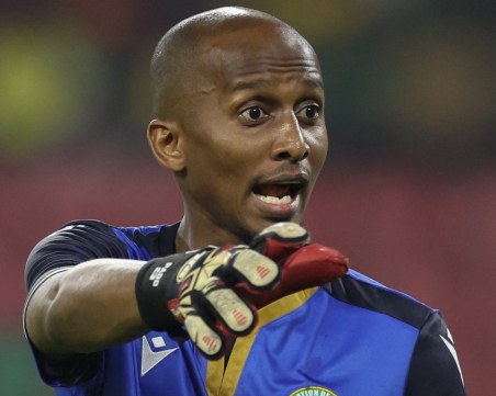 Кой е защитникът, който пази за Коморските острови срещу Камерун