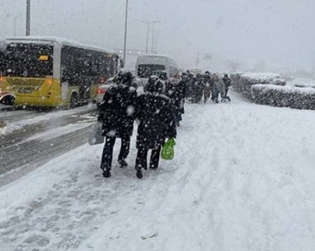 Почти 5000 души блокирани в Истанбул, от българското консулство препоръчаха да не се пътува до мегаполиса