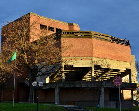 След 35 години! В Чирпан търсят решение за руините на местното НДК