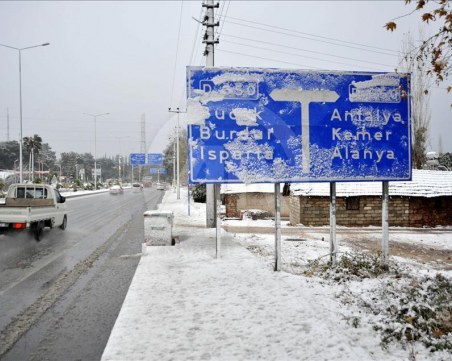 За пръв път от 30 години: Сняг натрупа в Анталия