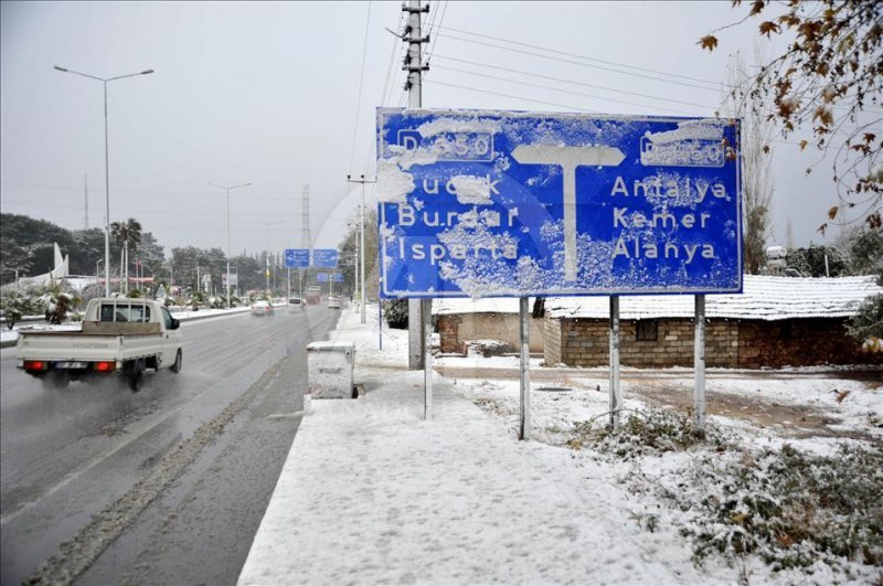 За пръв път от 30 години: Сняг натрупа в Анталия