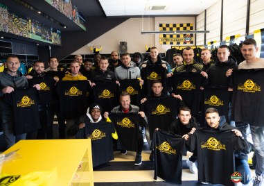 Целият отбор на Ботев Пловдив се включи в кампания свързана