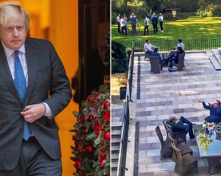 Борис Джонсън сниман близо до други хора с бутилки вино по време на локдаун