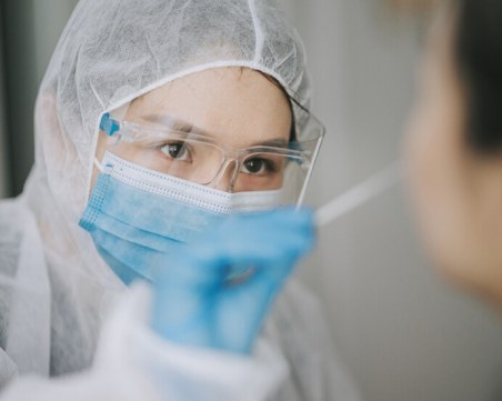 Оксфордският университет набира доброволци да се изложат на COVID-19