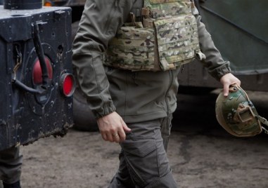 Войник от украинската национална гвардия e прострелял охранители във военен завод в