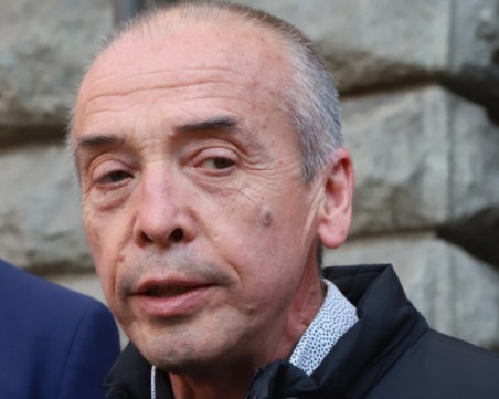 Доц. Мангъров поиска Етичната комисия да прекрати производството срещу него