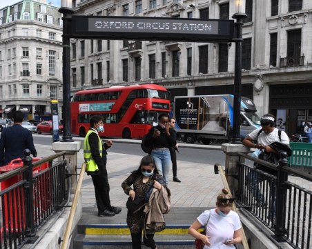 Край на COVID мерките във Великобритания, премахват зелените сертификати