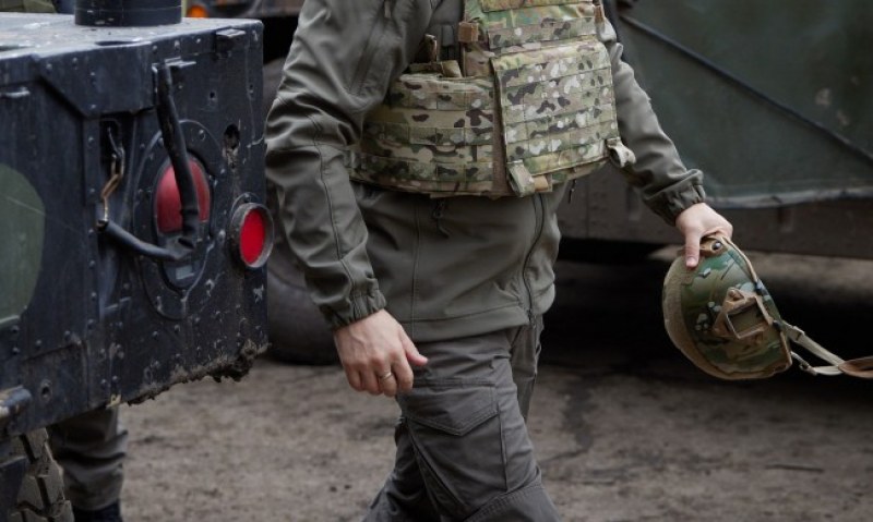 Войник от украинската национална гвардия e прострелял охранители във военен