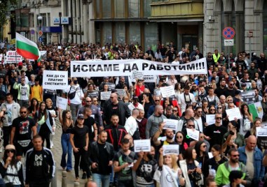 Заведенията в София бойкотираха новите мерки в и продължиха да