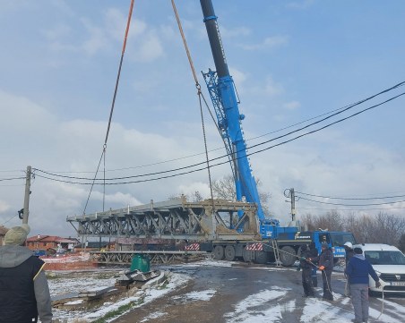 Демонтираха стария понтонен мост в Първенец
