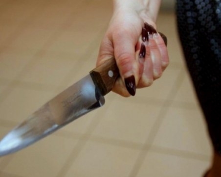 Издирват жена, намушкала с нож 13-годишната си сестра
