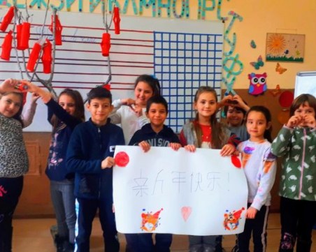 Първокласници поздравиха Китайското посолство за настъпващата Нова година на тигъра
