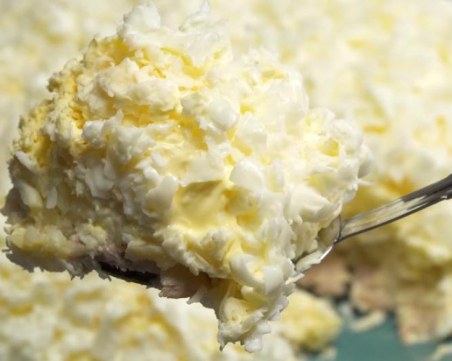 Зимна разядка: Салата на пластове с яйца, картофи, кашкавал и колбас