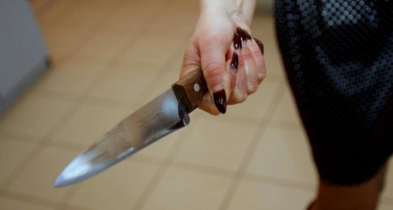 Издирват жена, намушкала с нож 13-годишната си сестра