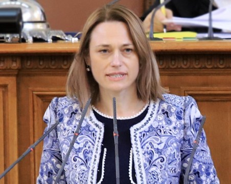 Ива Митева: Приравниха парламента със зеления сертификат с мол, театър… цирк