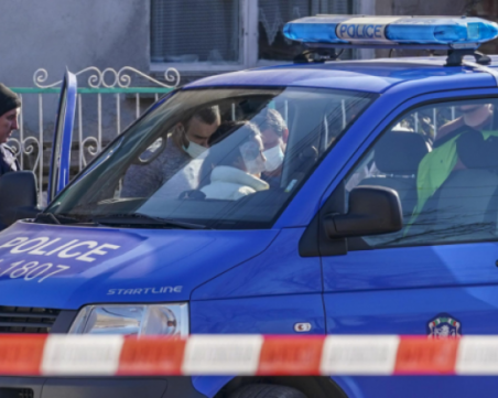 Млада жена скочи от мол 