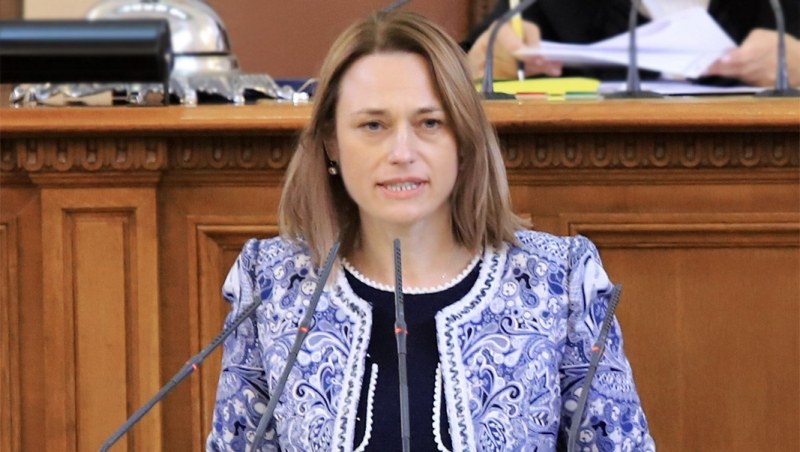 Ива Митева: Приравниха парламента със зеления сертификат с мол, театър… цирк