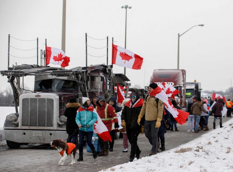 Хиляди камиони блокираха парламента на Канада