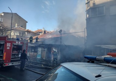 Двама души са пострадали при пожар в къща между жилищни