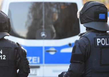 Двама германски полицаи бяха застреляни тази нощ при рутинна пътна