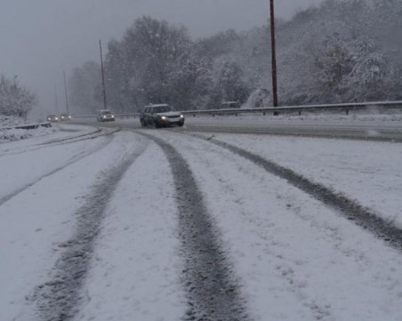 АПИ: Очаква се сняг, нека шофьорите да тръгват с автомобили за зимни условия