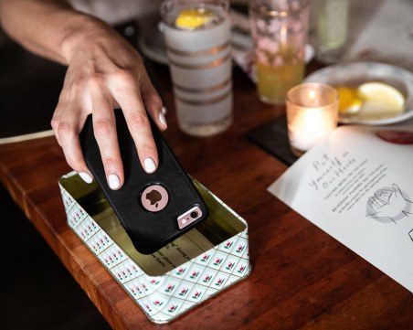 Френски ресторант предизвиква клиентите си - без телефони цяла вечер