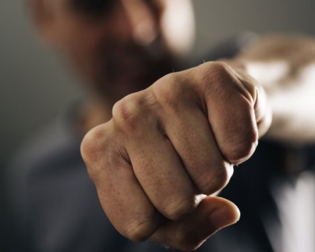 Мъж нападна двама в Пловдив, скочи на бой и на полицаи