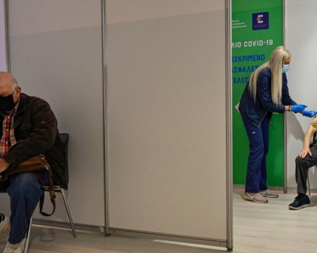 Неваксинираните здравни служители в Гърция ще бъдат уволнени до края на март