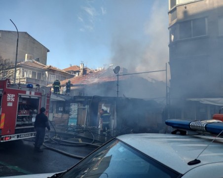 Пожар избухна в къща в Бургас, двама са в болница