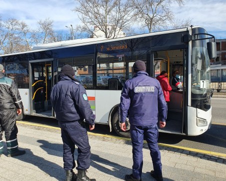 Полиция и РЗИ свалят пътници без маски от автобусите в Пловдив