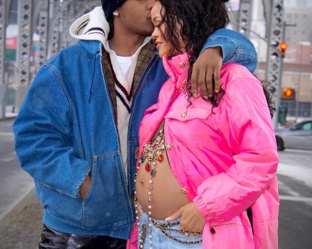 Риана показа бременното си коремче за пръв път