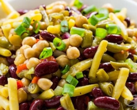 Свежа зимна салата с кисели краставички, боб и нахут