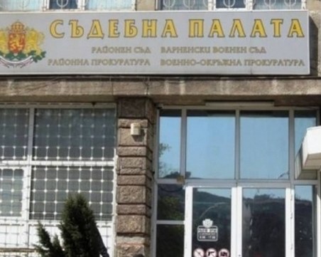 Учителят, обвинен в блудство с малолетно момче, остава под домашен арест