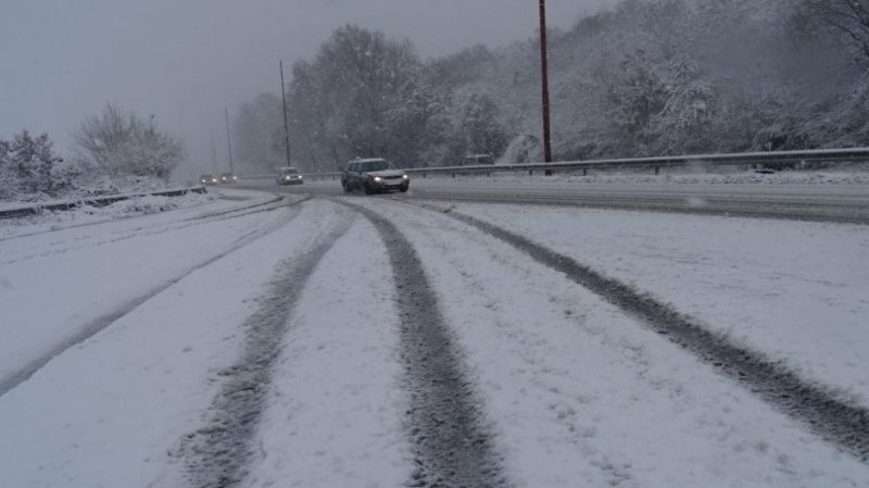 АПИ: Очаква се сняг, нека шофьорите да тръгват с автомобили за зимни условия