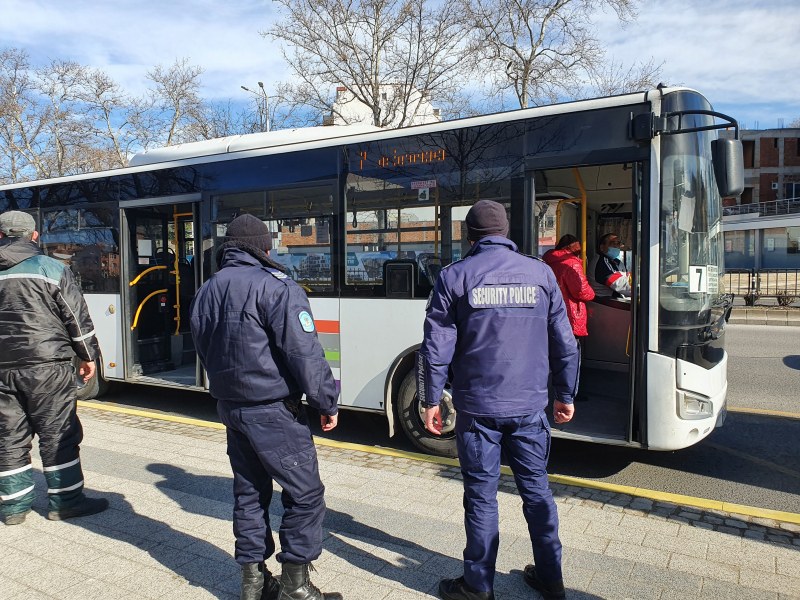 Полиция и РЗИ свалят пътници без маски от автобусите в Пловдив