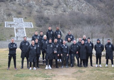 Представителният отбор на Локомотив Пловдив посети днес защитената местност Рупите