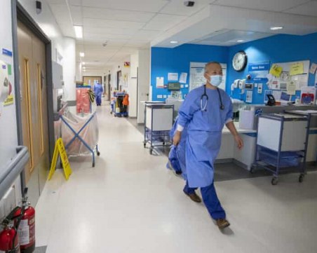 Няма да има задължителна ваксинация за медиците във Великобритания