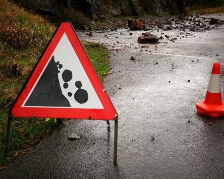 Ограничиха движението по пътя Кричим - Девин заради свлачище