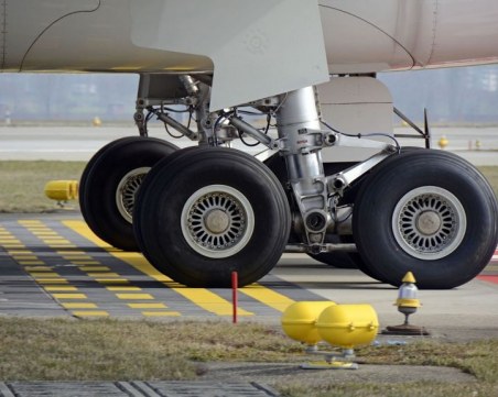 Пътнически самолет едва не се разби на писта в Лондон заради ураганен вятър