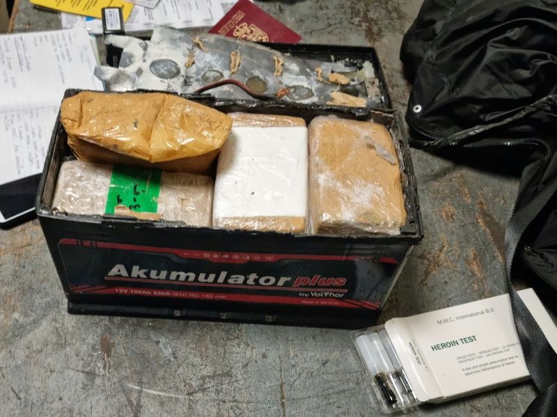 Близо 5,7 кг хероин, укрит в акумулатор, задържаха митнически служители