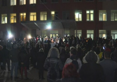 Най малко 400 души се събраха пред болницата във Враца