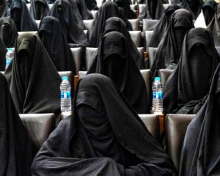 Афганистанските университети отново отвориха врати за жени, талибани с калашници охраняват