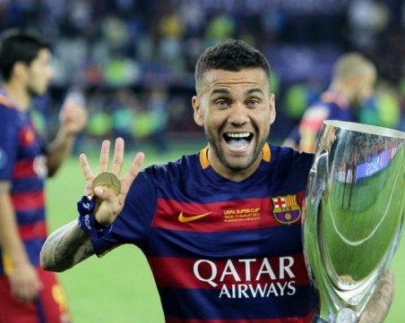 Дани Алвес остана извън списъка на Барселона за евротурнирите