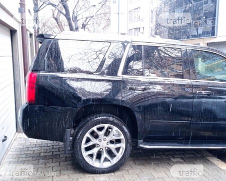 Джип затапи тротоар и гараж в центъра на Пловдив