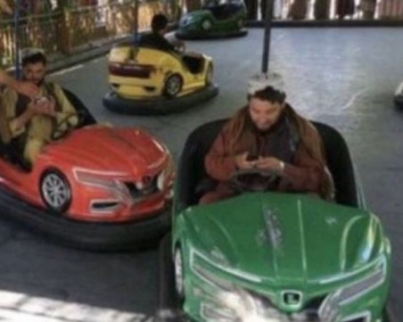 Забраниха на талибаните да ходят с оръжие на лунапарк