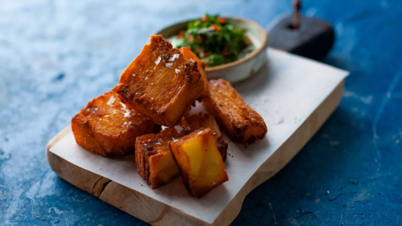Изискани хрупкави пържени картофи със сос Чимичури