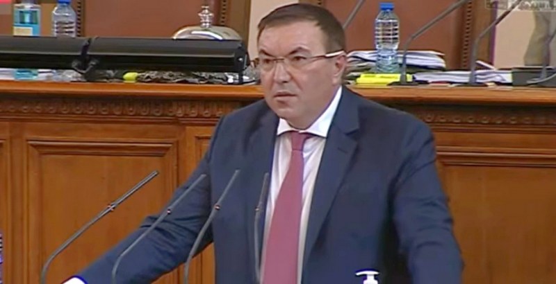 Проф. Ангелов: Кирил Петков води тайни разговори за отпадане на зеления сертификат